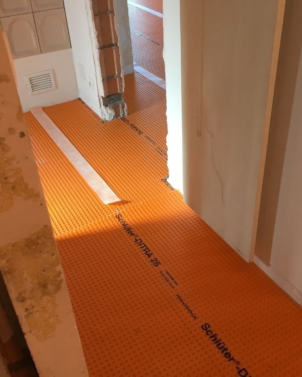 Pose de membrane Schlüter-DITRA pour étanchéité et désolidarisation avant carrelage